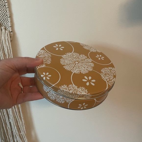 Cute Citrus & Floral Tin - Picture 6 of 6